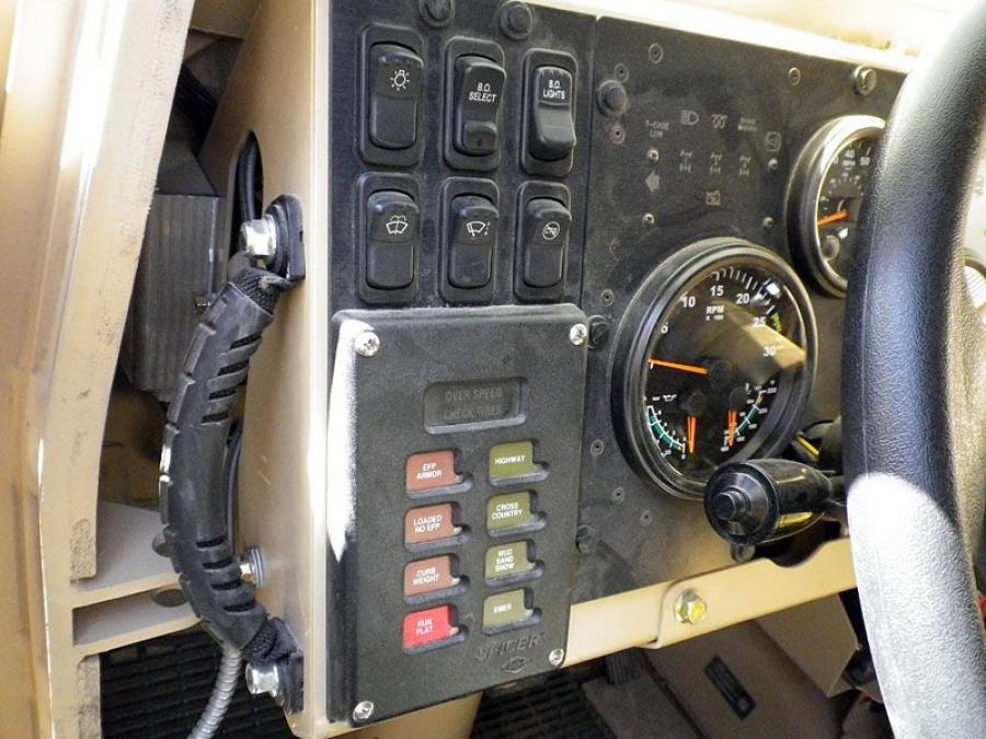 Детали интерьера Oshkosh M-ATV 2009 года  (фото 218 из 676)